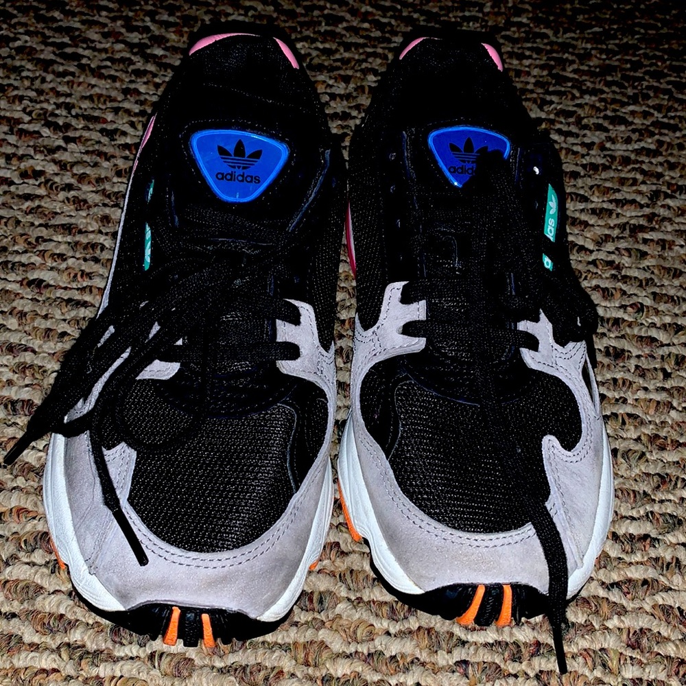 Adidas Sneakers, hardly worn! Super comfy but have them in another color!